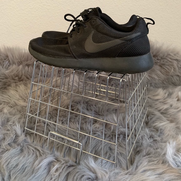 Nike Shoes - Nike roche